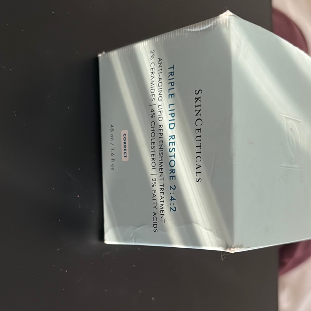 SkinCeuticals Triple Lipid Restore 2:4:2 – Pale Blue and White